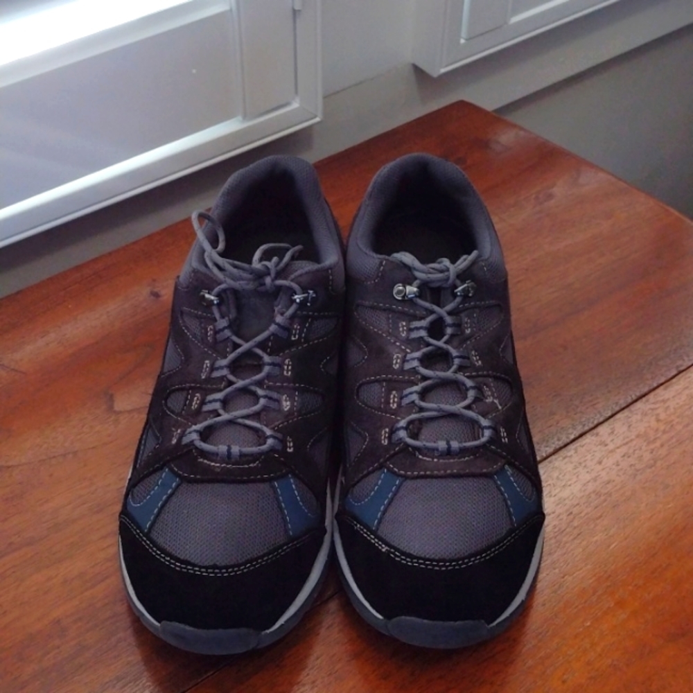 Lands End Treker walking shoe Size 12, Like new.